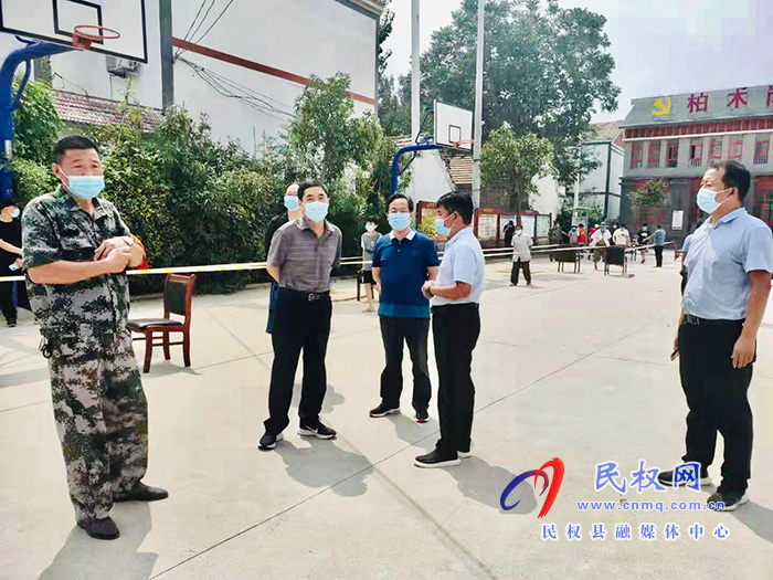 縣委常委、組織部長何玉明到白云寺鎮(zhèn)督導(dǎo)疫情防控工作