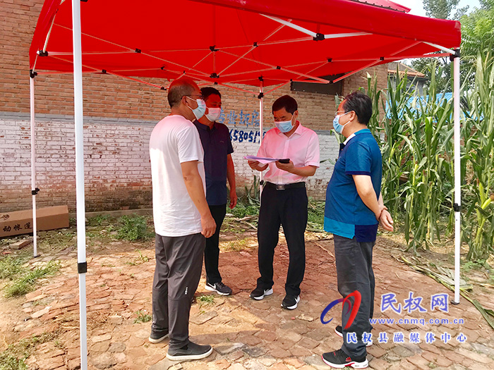 縣委常委、組織部長何玉明到褚廟鄉(xiāng)暗訪核酸檢測(cè)和居家隔離人員封戶落鎖情況