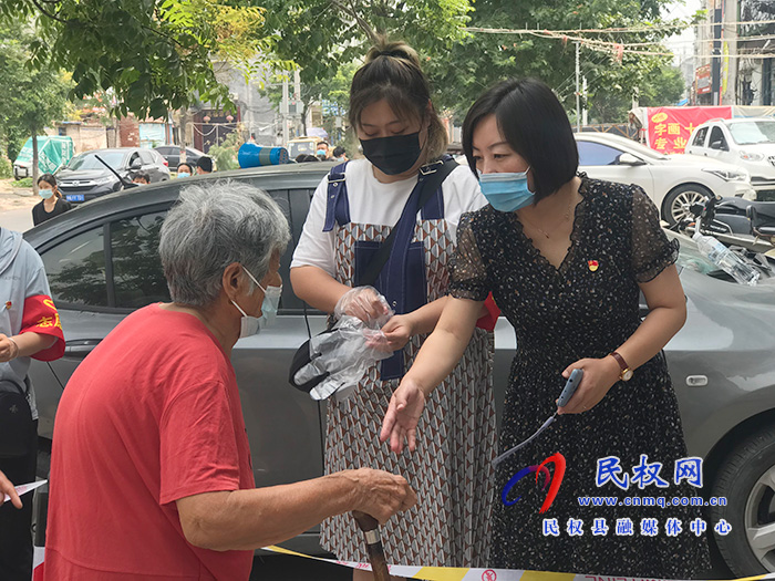 民權(quán)縣幼兒園黨員教師及教職工志愿者積極參與疫情防控志愿服務活動 民權(quán)縣幼兒園黨員教師及教職工志愿者積極參與疫情防控志愿服務活動