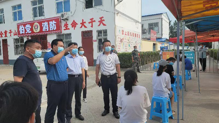 縣領(lǐng)導(dǎo)孟祥亮、陳鴻志督導(dǎo)伯黨鄉(xiāng)疫苗接種工作