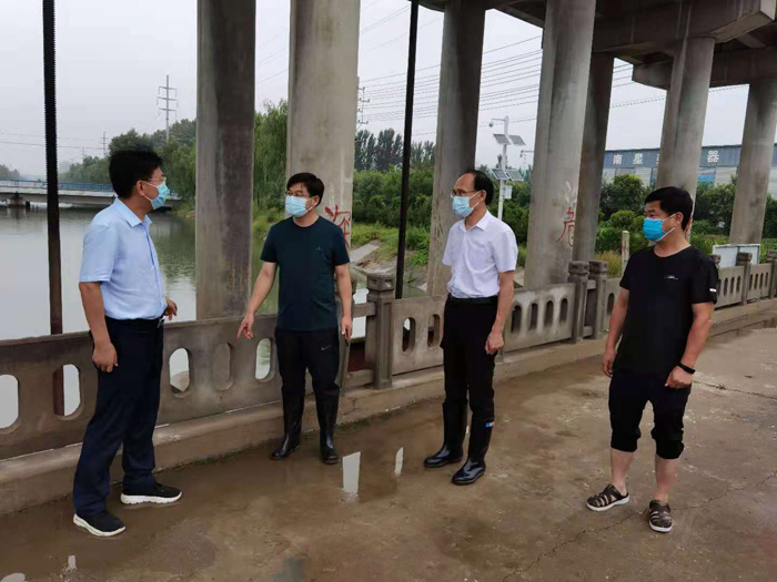 縣委書記張團結查看防汛工作 縣委書記張團結查看防汛工作