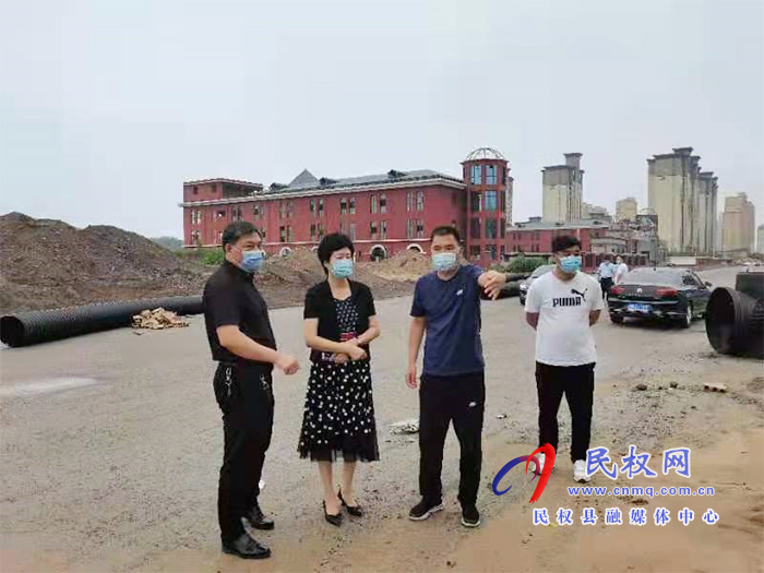 縣人大常委會主任周燕深入到民權(quán)鯤鵬學(xué)校、北海路、曙光路現(xiàn)場督導(dǎo)工程施工進(jìn)度