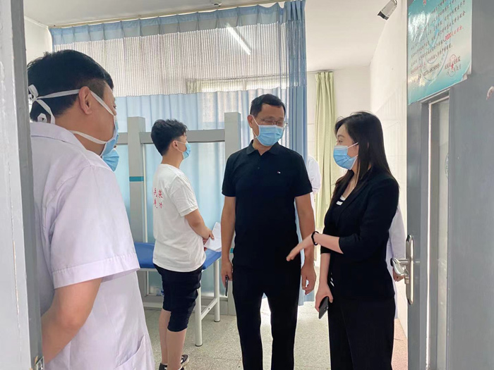 副縣長朱琳到縣東區(qū)人民醫(yī)院檢查指導征兵體檢和疫情防控工作 副縣長朱琳到縣東區(qū)人民醫(yī)院檢查指導征兵體檢和疫情防控工作