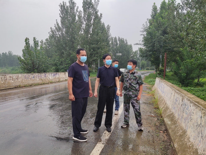 縣委常委、副縣長房季到白云寺鎮(zhèn)督查疫情防控和防汛工作