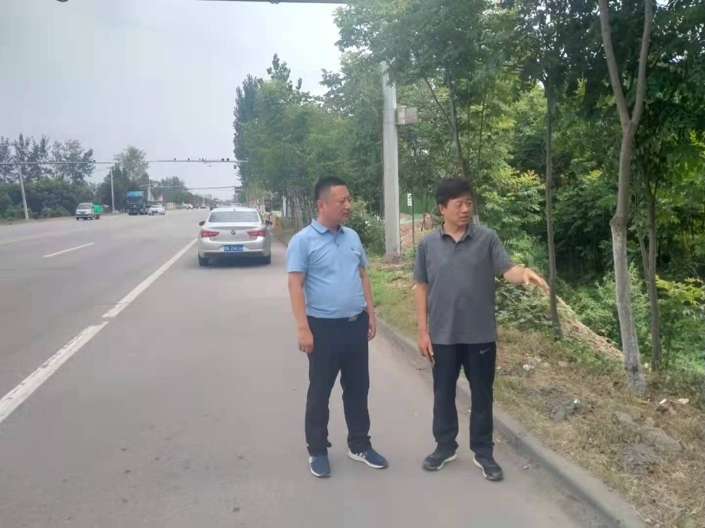 縣政府黨組成員、信訪局局長(zhǎng)陳鴻志到伯黨鄉(xiāng)陳良河（伯黨段）開(kāi)展巡河工作