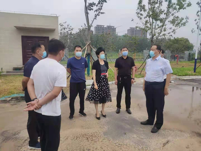縣人大常委會主任周燕深入到民權(quán)鯤鵬學(xué)校北海路、曙光路現(xiàn)場督導(dǎo)工程施工進(jìn)度