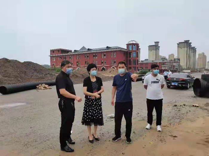 縣人大常委會主任周燕深入到民權(quán)鯤鵬學(xué)校北海路、曙光路現(xiàn)場督導(dǎo)工程施工進(jìn)度