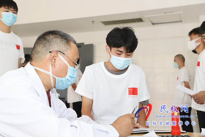縣委副書(shū)記、代縣長(zhǎng)王靜嫻檢查征兵體檢工作