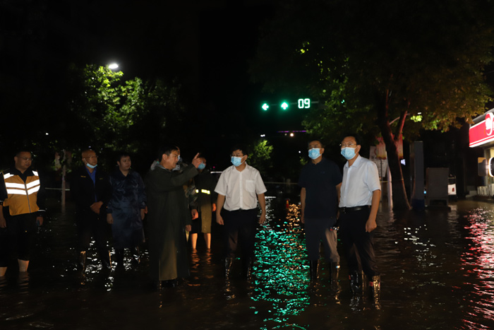 縣委書記張團(tuán)結(jié)夜查城區(qū)防汛排澇工作 縣委書記張團(tuán)結(jié)夜查城區(qū)防汛排澇工作