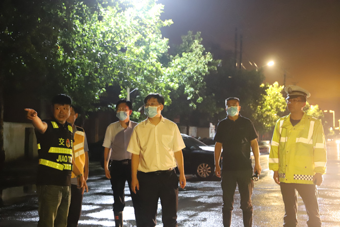 縣委書記張團(tuán)結(jié)夜查城區(qū)防汛排澇工作 縣委書記張團(tuán)結(jié)夜查城區(qū)防汛排澇工作