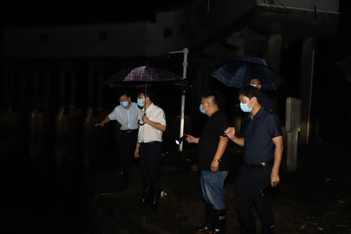 縣委書記張團(tuán)結(jié)夜查城區(qū)防汛排澇工作 縣委書記張團(tuán)結(jié)夜查城區(qū)防汛排澇工作