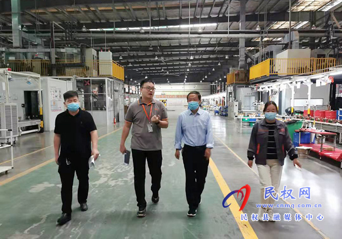 縣總工會(huì)黨組書記、主席瞿志君深入企業(yè)開展“萬人助萬企”活動(dòng)