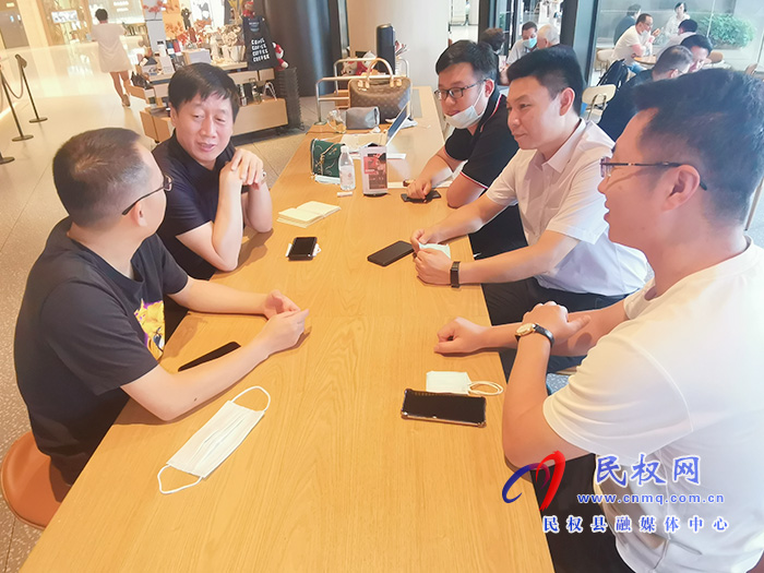縣委常委、副縣長房季帶隊深入到抖音電商上?？偛亢桶⒗锇桶吞詫毴蛸徍贾菘偛窟M(jìn)行招商活動
