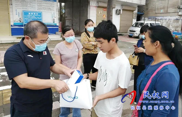民權縣實驗中學積極開展“兩送一免”活動