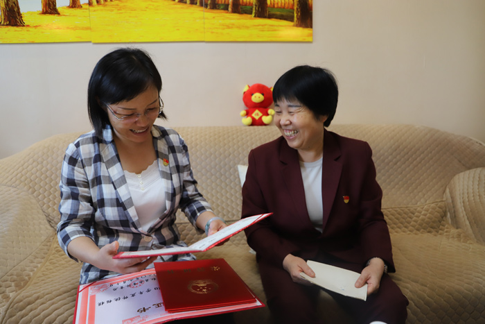 縣委副書記、代縣長王靜嫻看望慰問部分優(yōu)秀老教師