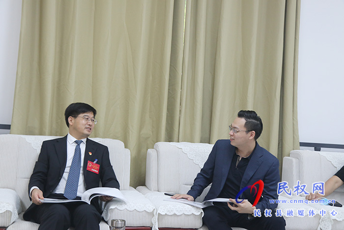縣委書記張團(tuán)結(jié)會見李巖、黃戰(zhàn)峰一行