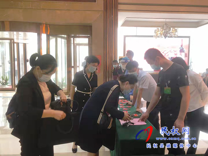 出席市五屆人大六次會議的民權(quán)代表團(tuán)代表陸續(xù)報到
