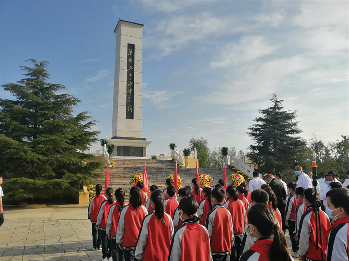 民權(quán)縣第三小學(xué)紅領(lǐng)巾中隊參加民權(quán)縣烈士紀(jì)念日公祭活動