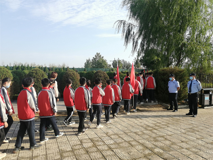 民權(quán)縣第三小學(xué)紅領(lǐng)巾中隊參加民權(quán)縣烈士紀(jì)念日公祭活動