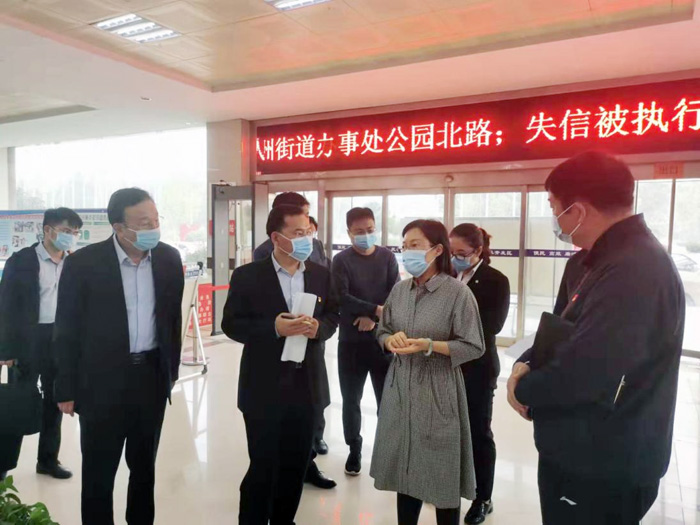 縣委副書記、縣長王靜嫻到縣政務(wù)服務(wù)和大數(shù)據(jù)管理局調(diào)研法治政府建設(shè)工作