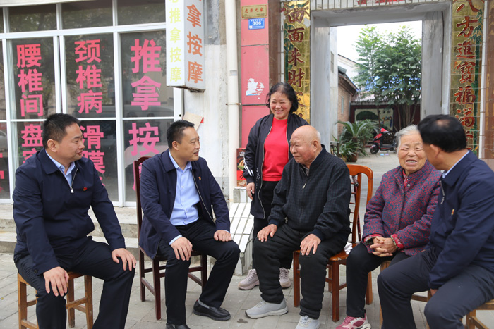縣委常委、組織部長王義彬重陽節(jié)慰問離退休老干部