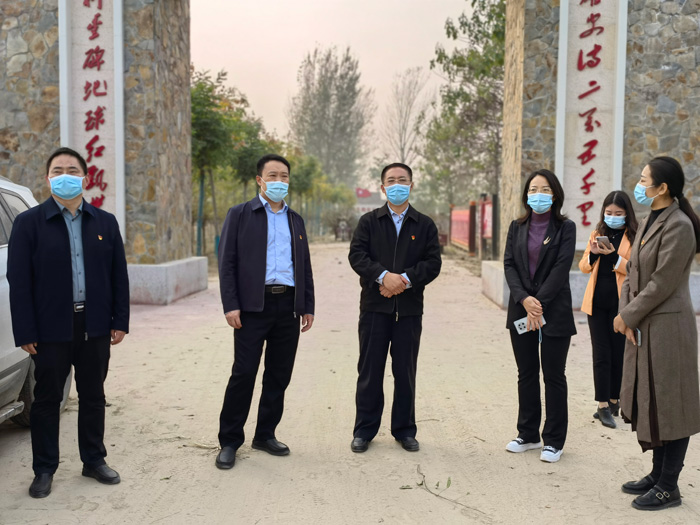 市委組織部副部長(zhǎng)、老干部局局長(zhǎng)王培富到秣坡村參觀調(diào)研