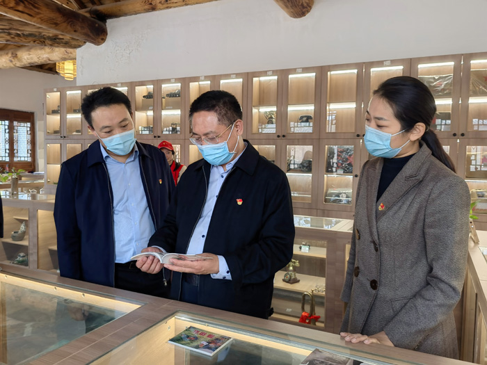 市委組織部副部長(zhǎng)、老干部局局長(zhǎng)王培富到秣坡村參觀調(diào)研