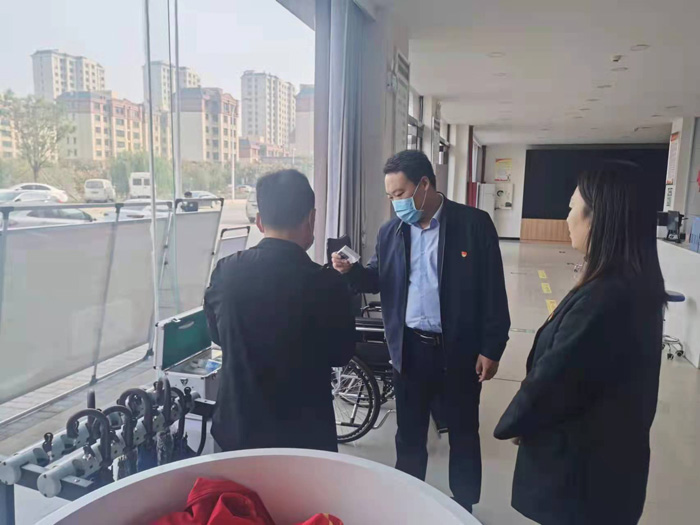 縣委常委、組織部長(zhǎng)王義彬暗訪(fǎng)督導(dǎo)全國(guó)文明城市創(chuàng)建工作