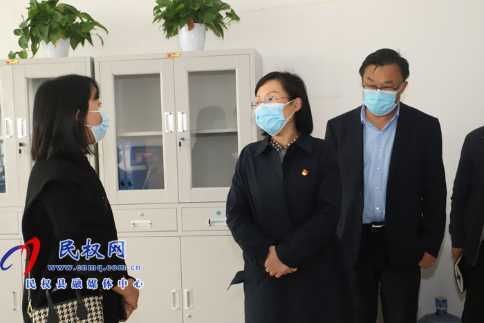 縣委副書記、縣長王靜嫻到縣創(chuàng)文創(chuàng)衛(wèi)指揮部辦公室調(diào)研