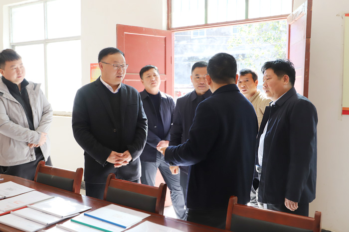 縣委副書記栗團(tuán)結(jié)暗訪鞏固脫貧攻堅(jiān)成果后評估工作