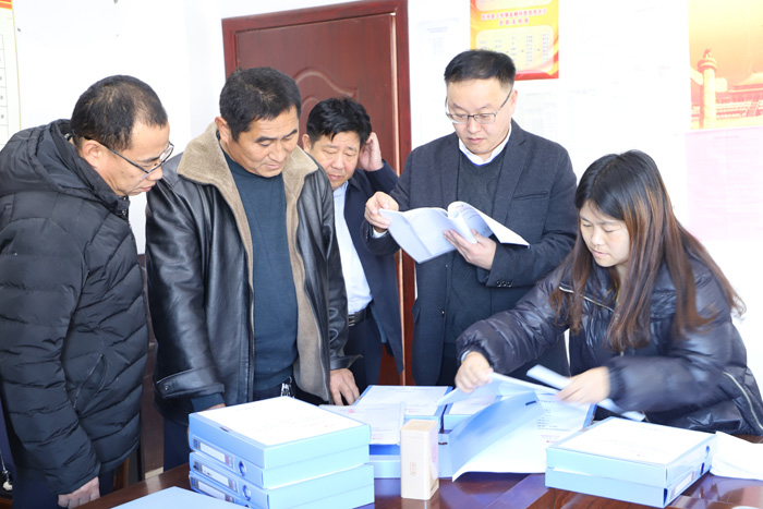 縣委副書記栗團(tuán)結(jié)暗訪鞏固脫貧攻堅(jiān)成果后評估工作