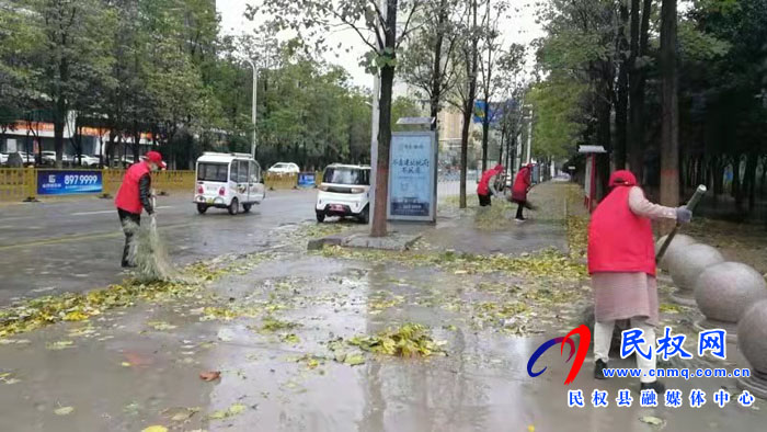 極端天氣，民族學(xué)校志愿者打掃街道為創(chuàng)文創(chuàng)衛(wèi)助力