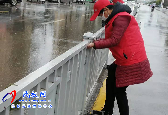 極端天氣，民族學(xué)校志愿者打掃街道為創(chuàng)文創(chuàng)衛(wèi)助力