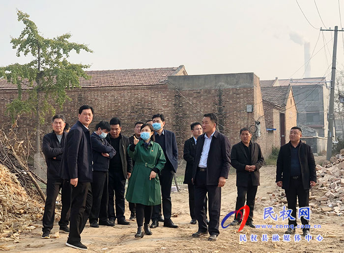 縣委副書記、縣長(zhǎng)王靜嫻查看城鄉(xiāng)建設(shè)用地增減掛鉤拆舊區(qū)整村推進(jìn)整治復(fù)墾工作和鞏固脫貧攻堅(jiān)成果后評(píng)估工作