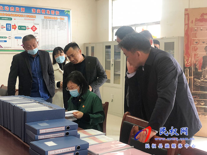 縣委副書記、縣長(zhǎng)王靜嫻查看城鄉(xiāng)建設(shè)用地增減掛鉤拆舊區(qū)整村推進(jìn)整治復(fù)墾工作和鞏固脫貧攻堅(jiān)成果后評(píng)估工作