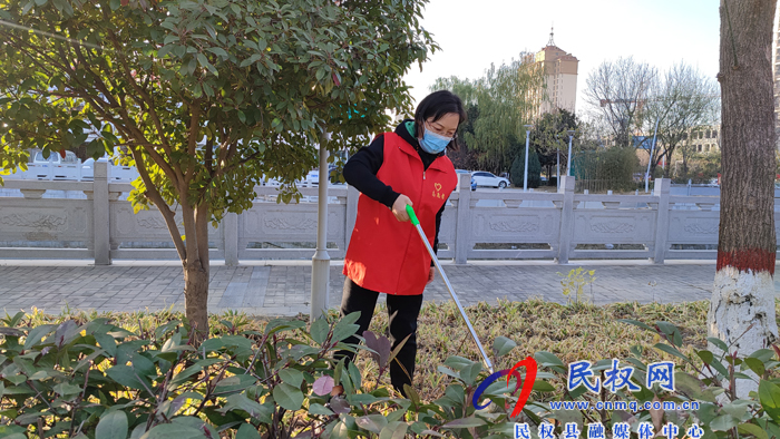 縣委副書記、縣長(zhǎng)王靜嫻帶領(lǐng)縣政府辦干部職工參加義務(wù)勞動(dòng)