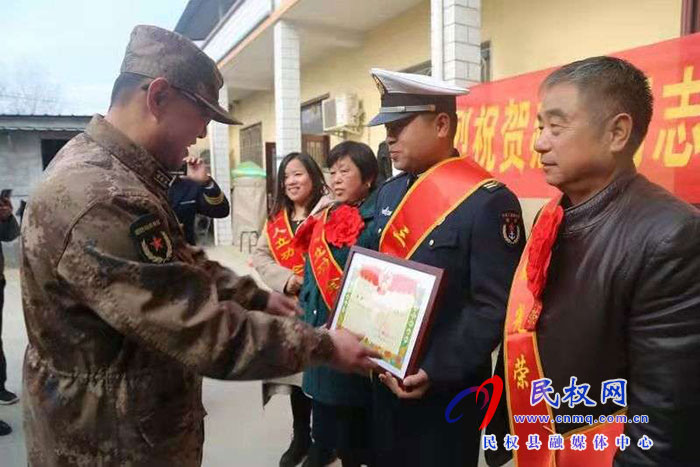 軍地聯合為立功受獎軍人家庭送喜報