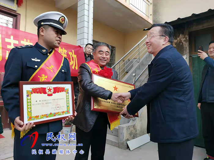 軍地聯合為立功受獎軍人家庭送喜報