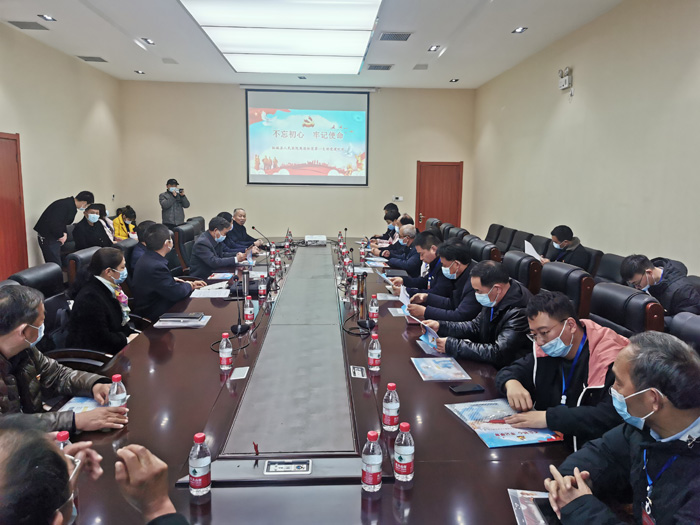 民權(quán)縣離退休黨工委、縣委老干部局組織我縣部分離退休干部黨支部書記和老干部工作者40余人赴柘城縣學(xué)習(xí)調(diào)研