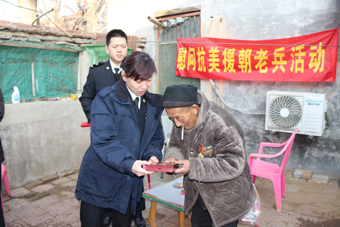 縣委常委、副縣長(zhǎng)于茜帶領(lǐng)海關(guān)總署駐民權(quán)幫扶工作組慰問抗美援朝老兵崔廷彬