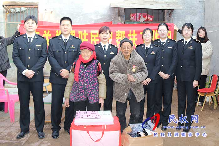 縣委常委、副縣長(zhǎng)于茜帶領(lǐng)海關(guān)總署駐民權(quán)幫扶工作組慰問抗美援朝老兵崔廷彬