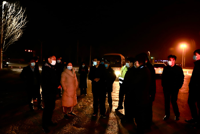 縣委書記張團結(jié)、縣委副書記、縣長王靜嫻深夜檢查指導(dǎo)疫情防控工作