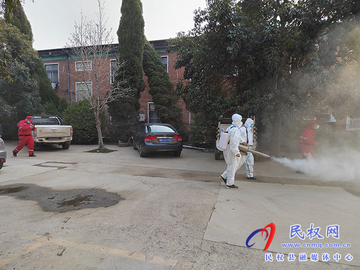 北關(guān)鎮(zhèn)：斑馬應(yīng)急救援隊(duì)開展義務(wù)消殺，為干部健康保駕護(hù)航