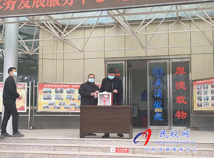 住建局水務(wù)發(fā)展服務(wù)中心開展“送溫暖、獻(xiàn)愛心”募捐活動