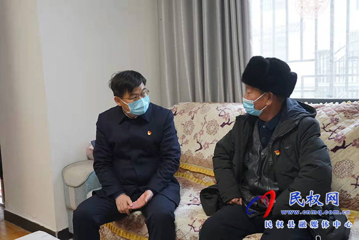 縣委書記張團結走訪慰問困難老黨員