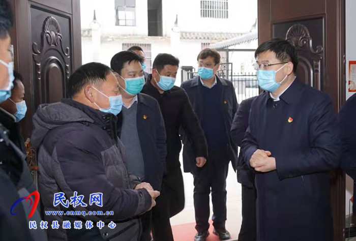 縣委書記張團結走訪慰問困難老黨員