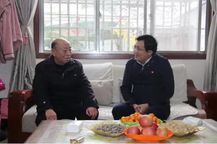 縣委常委、統(tǒng)戰(zhàn)部長(zhǎng)李君看望慰問(wèn)退休老干部