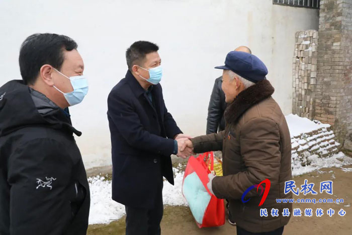 縣委常委、縣紀委書記、縣監(jiān)委主任冉燃到龍?zhí)伶?zhèn)軒莊村走訪慰問老黨員和困難群眾