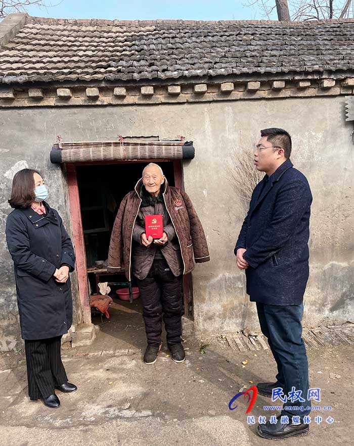 團(tuán)委、婦聯(lián)節(jié)前慰問老黨員，春節(jié)情暖群眾心