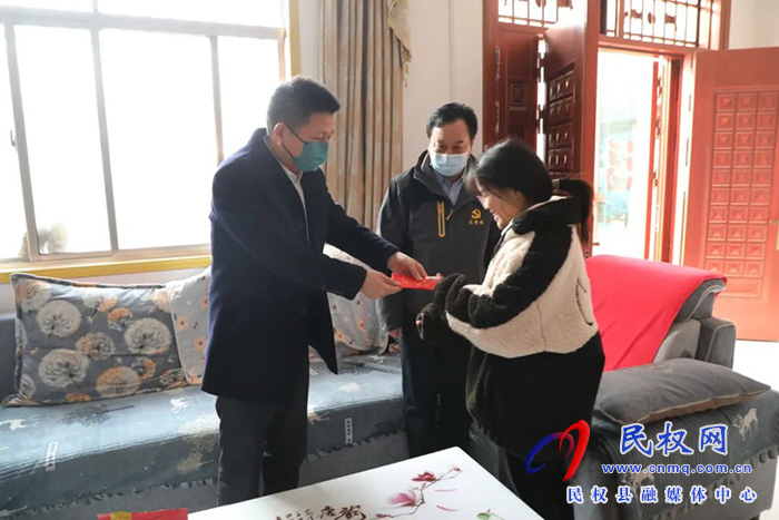 縣委常委、縣紀(jì)委書記、縣監(jiān)委主任冉燃到龍?zhí)伶?zhèn)慰問(wèn)“春蕾女童”